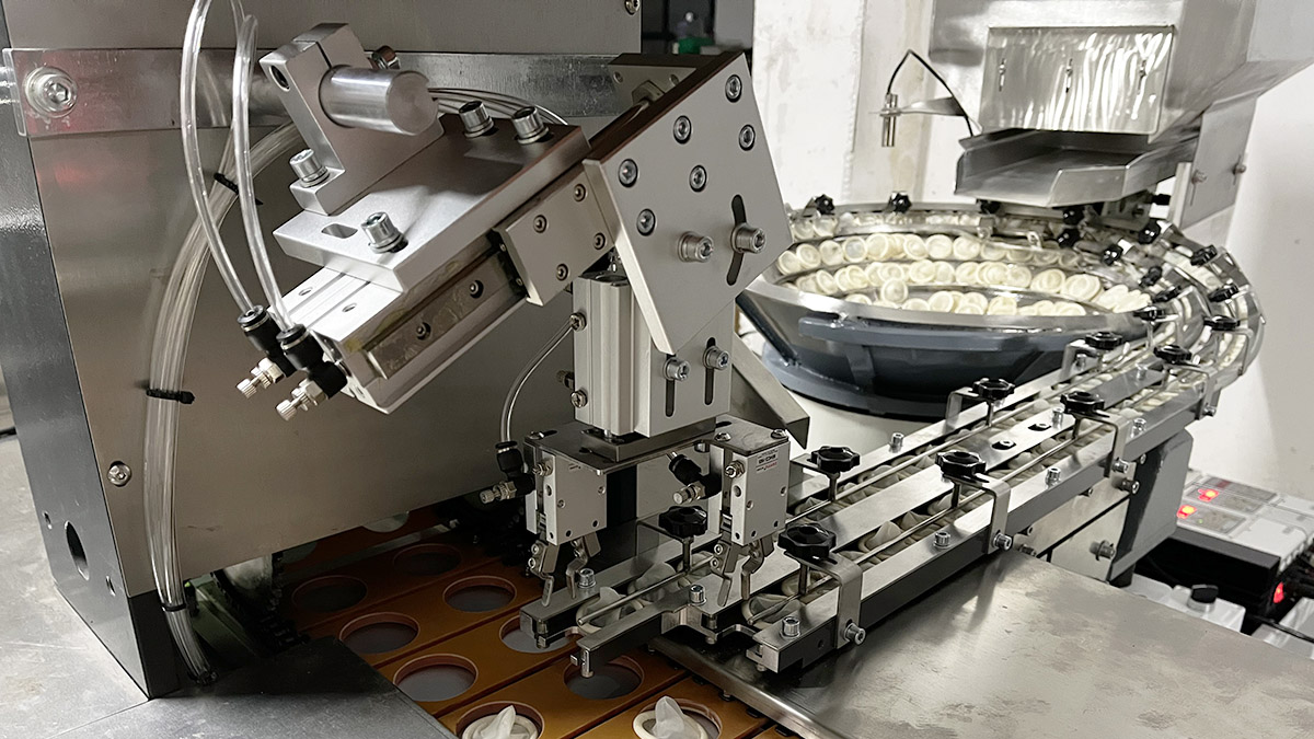 automatic feeder for condom blister packing machine